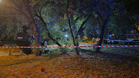 Polícia vyšetruje vážnu nočnú nehodu v Petržalke. Auto zrazilo dve osoby, skončilo na streche