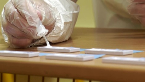 Antigénové testovanie už podľa odborníkov stráca zmysel. Môže za to premorenosť a preočkovanosť