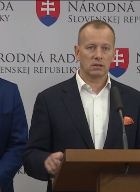 Šaty robia politika. Neformálne oblečenie vraj na voličov zaberá