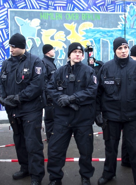 Berlínsky múr časť zbúrali výstavba bytov demonštrácie 7