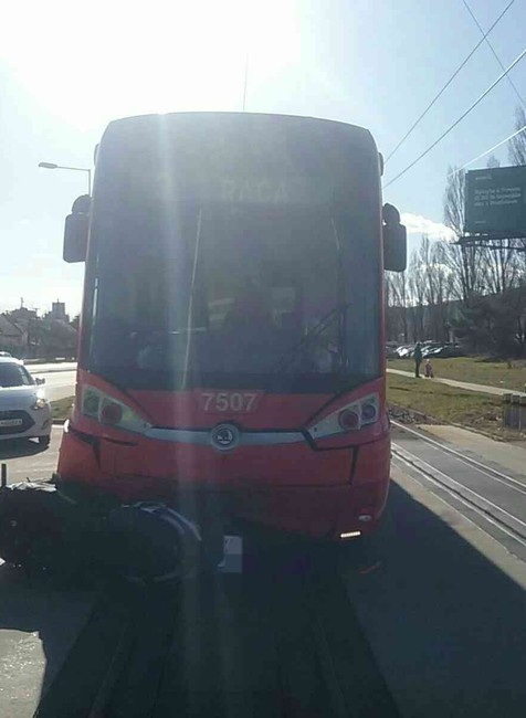 Zrážka električky a motorkára