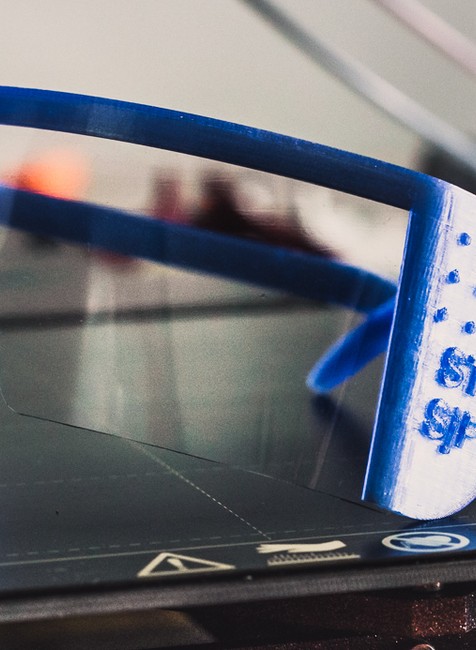 Model ochranných okuliarov použiteľný s rúškom alebo respirátorom