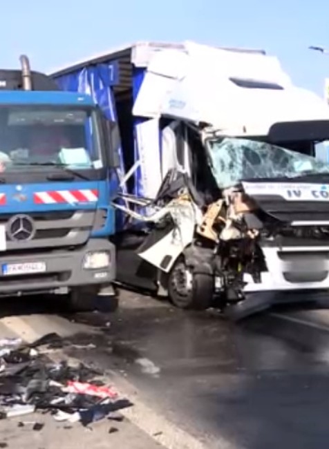 Hlavný ťah do Bratislavy zablokovala nehoda. Kamión vrazil do smetiarskeho auta 