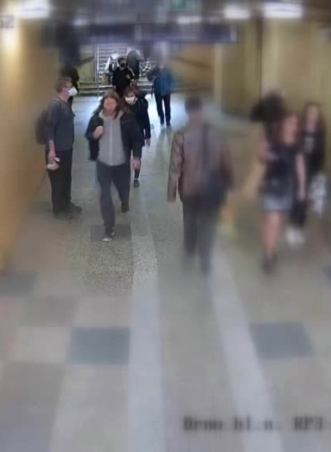 [multi] Utok na policajtky 9027