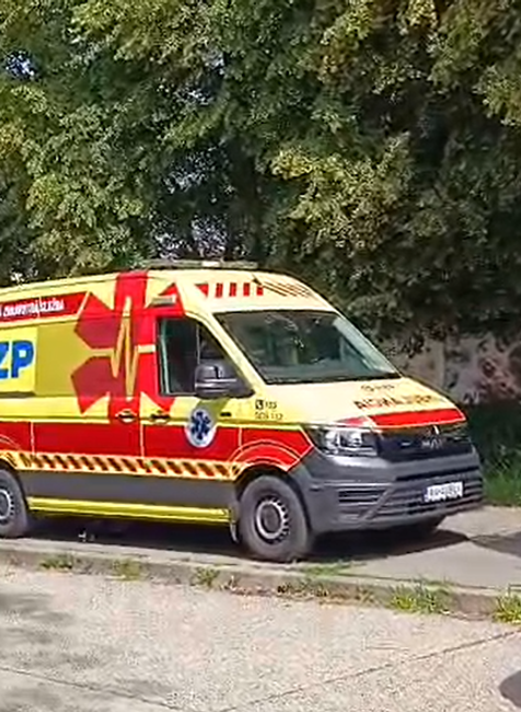 Sanitka pred gymnáziom