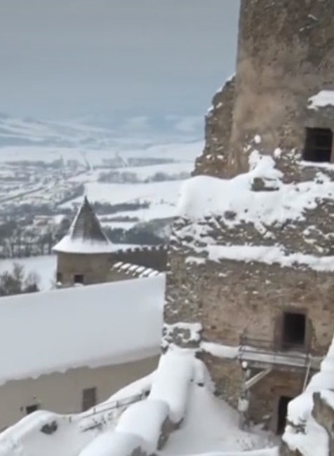 Hrad v Starej Ľubovni obsadili horolezci. Odpratať musia viac ako 10 ton snehu