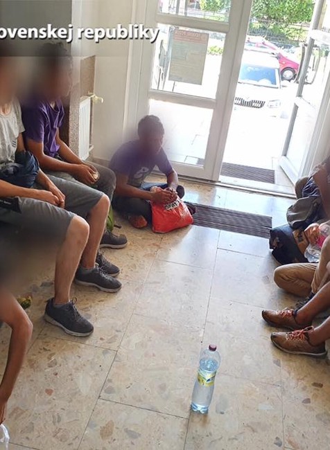 V Štúrove chytili migrantov z Afganistanu. Schovali sa pod vozne vlaku