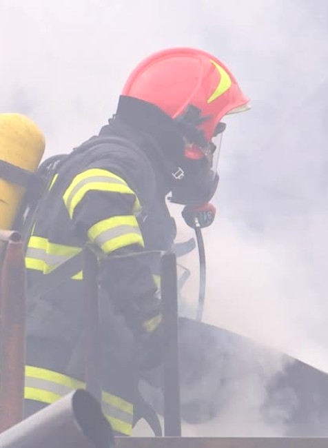 [multi] Obrovský požiar v Kolárove. Plamene zachvátili firmu na výrobu parkiet 1036