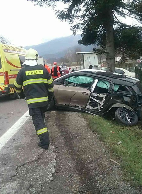 Zrážka áut s kamiónom si vyžiadala jeden ľudský život.