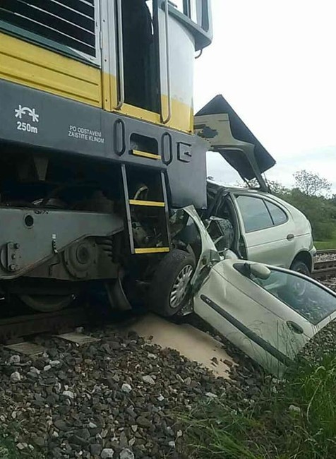 Nehoda na železničnom priecestí. Vlak zošrotoval osobný automobil