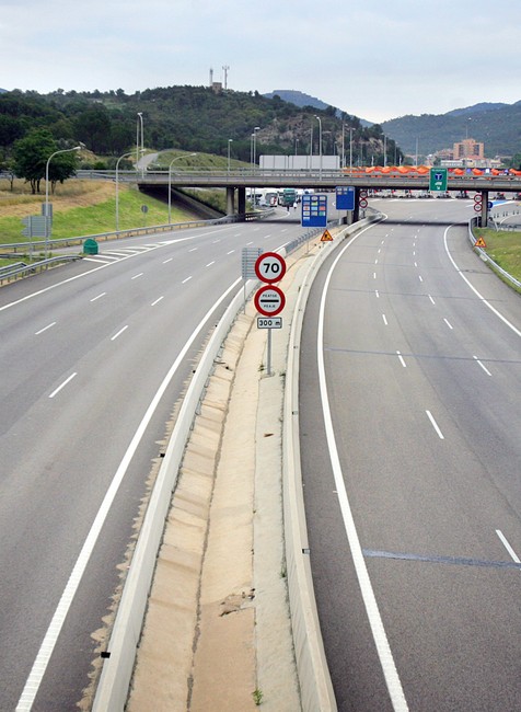 prázdne cesty diaľnica ilustračný záber