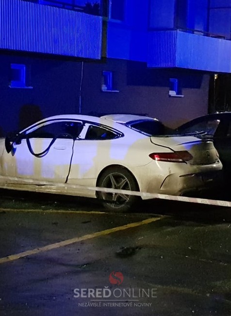 V Seredi vybuchlo pod bytovkou luxusné auto 1