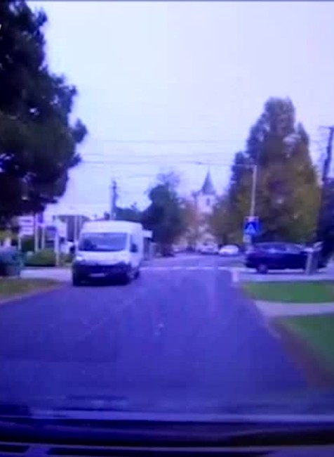 VIDEO: Vodič zrazil na priechode chlapca (6). Okoloidúci mu chceli pomôcť, avšak zle3886