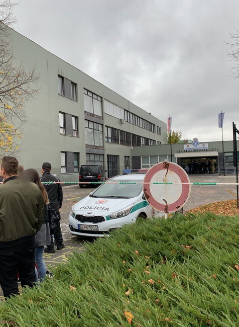 Policajti od rána zasahujú na policajnej akadémii v Bratislave