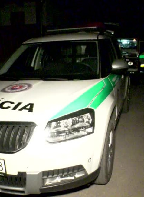 Kukláči a vrtuľník pátrajú po mužovi, ktorý mal strieľať v dome bývalej priateľky