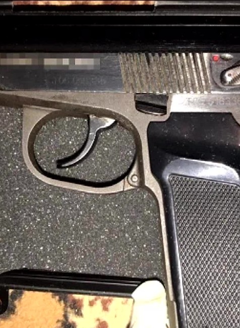 [multi] Farár predal zbrane 5238