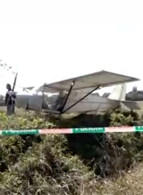 Opustené lietadlo na poli