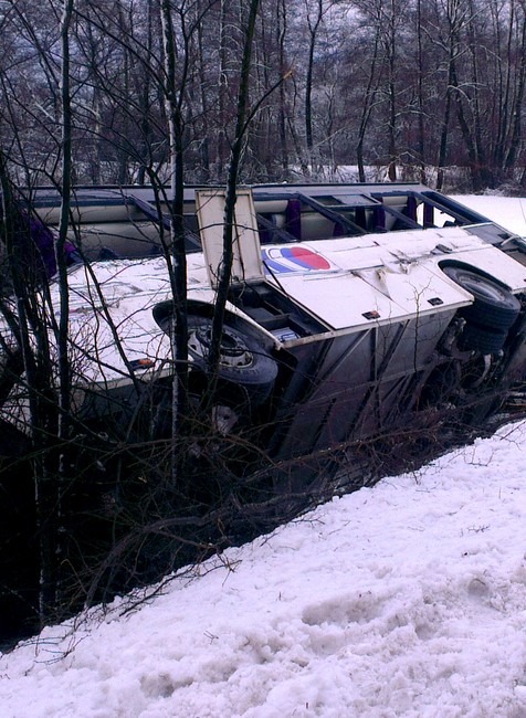 autobus prevrátený kamión Detva Zvolen Čierny most 1