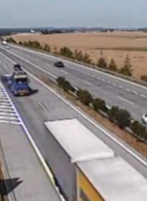 Vodička na diaľnici nečakane zastavila. Vpálilo do nej ďalšie auto 