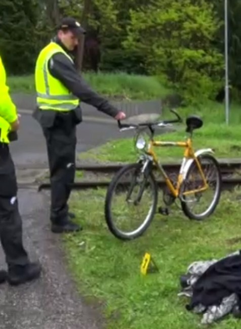 Cyklista vošiel rovno pod vlak. Vraj  ho nevidel cez kapucňu
