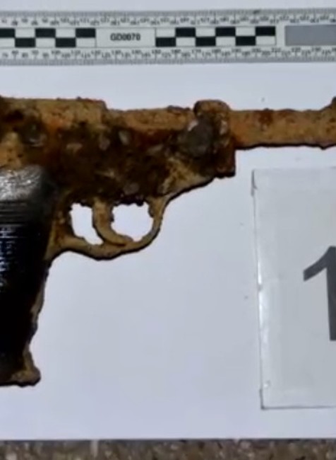 Zbraň , ktorú rybár vylovil z rieky Nitra začiatkom júla