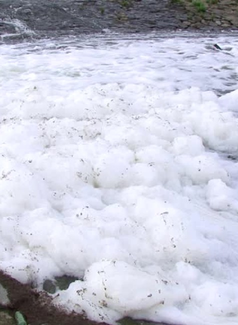 [multi] Na hladine Hronu sa objavila hustá biela pena. Polícia zisťuje jej pôvod 1218