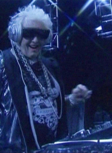 DJ babka, Ruth Flowers na pódiu