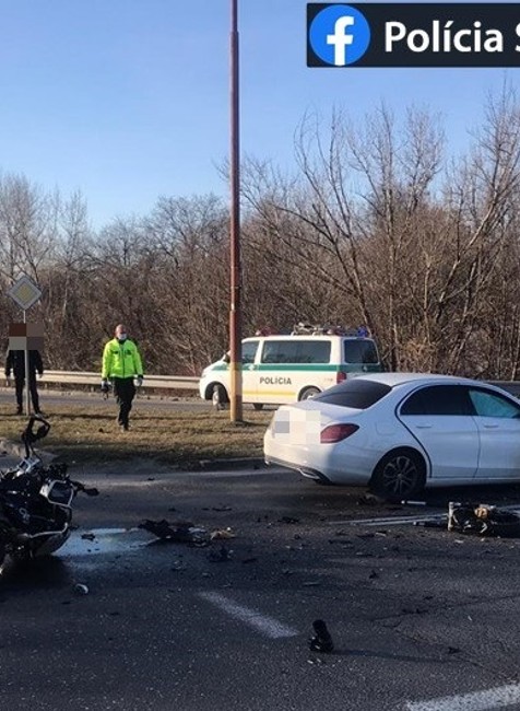 Motorkár bol po zrážke s autom na mieste mŕtvy.