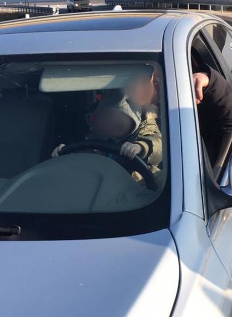 V rýchlosti takmer 150 km/h šoféroval s dieťaťom na kolenách 