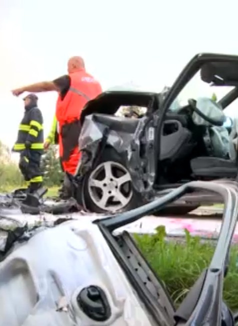 Čelná zrážka dvoch automobilov. Vozidlá po náraze odhodilo