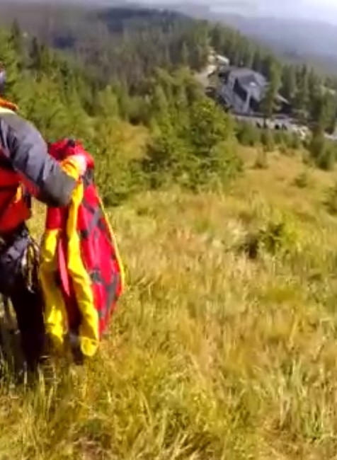 Záchranári zasahovali pri páde paraglajdistu