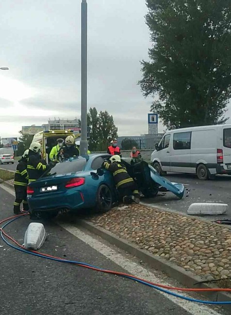 Vážna nehoda v Bratislave. Luxusné auto zostalo po náraze zdemolované
