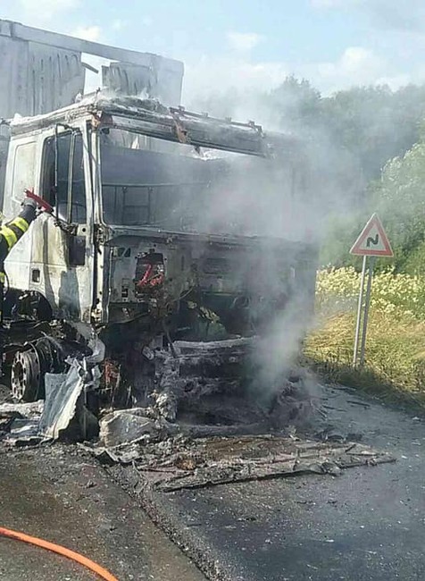 Kamión naložený odpadom začal horieť. Polícia cestu uzavrela