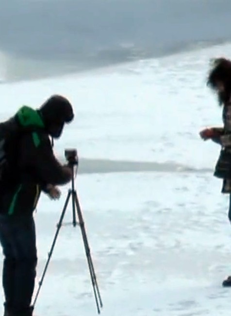 Prechádzka po ľade sa nemusí skončiť dobre. Horské plesá sa začínajú topiť