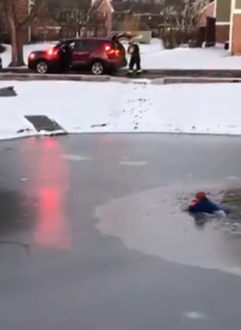 VIDEO: Dramatická záchrana chlapca. Prepadol sa do rybníka 