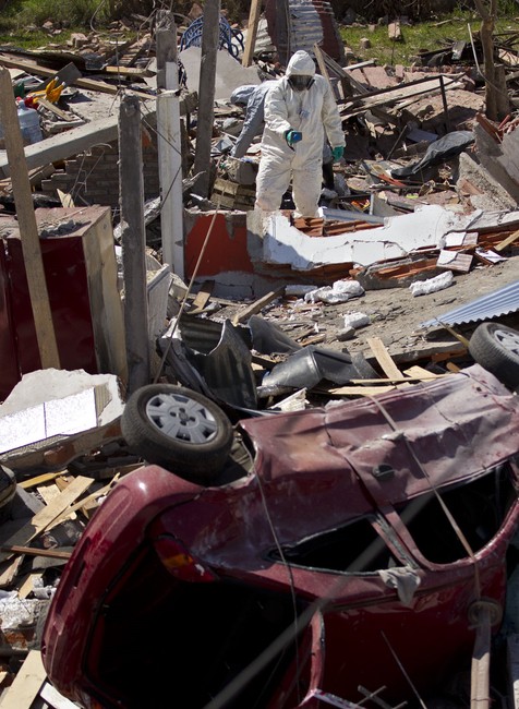 zdemolované domy explózia ohnivá guľa