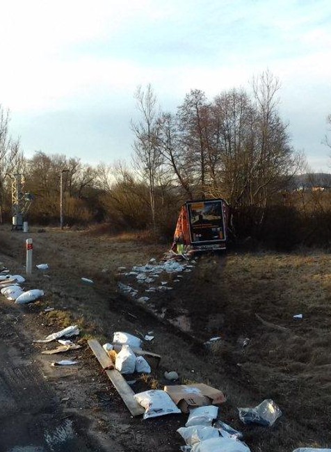 Nehoda dvoch kamiónov a osobného auta.