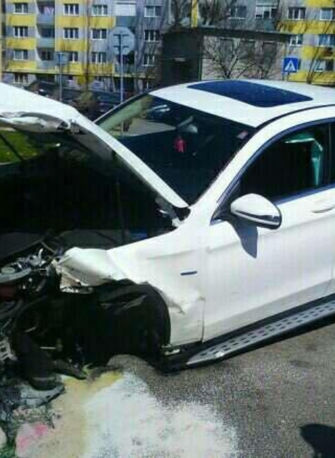 Šialenec za volantom zrámoval päť áut.