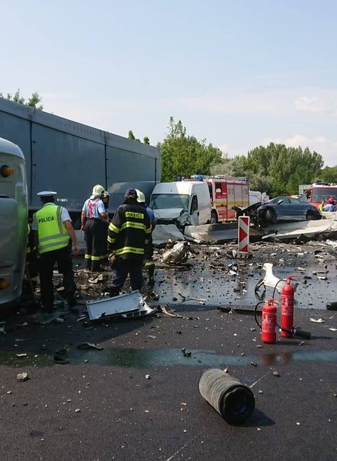 Nehoda na diaľnici D1 pri Hlohovci 