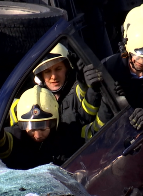 Vodič osobného auta skončil pod kolesami kamióna. Pomoc už bola zbytočná