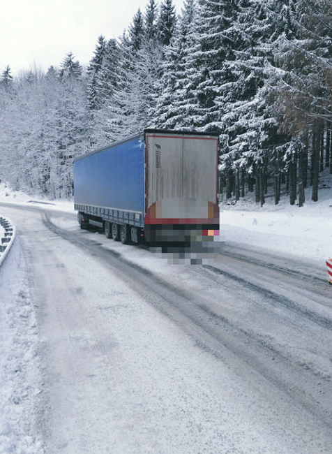 Nepriaznivé počasie na Slovensku, sneženie prekvapilo vodičov