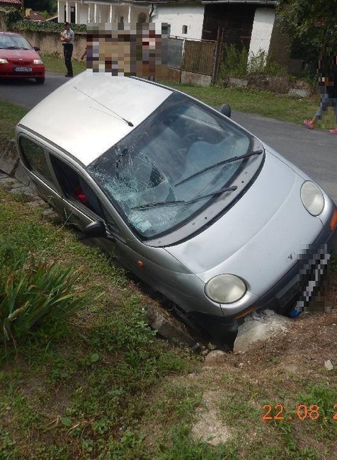 Muž (32) po zrážke preletel cez auto a dopadalo na kanál. Žena za volantom vodičák nemala