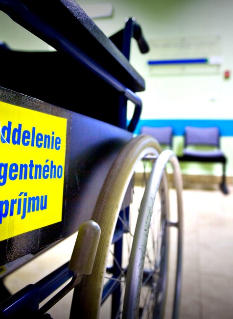 pohotovost nemocnica lekar sestricka vozik