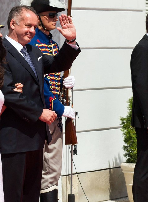 Andrej Kiska a manželka Martina pred prezidentským palácom