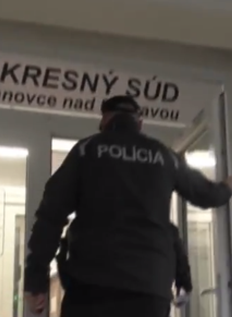 Policajti dostali za mreže dílera kurióznym spôsobom. Mladíka prezradila panika
