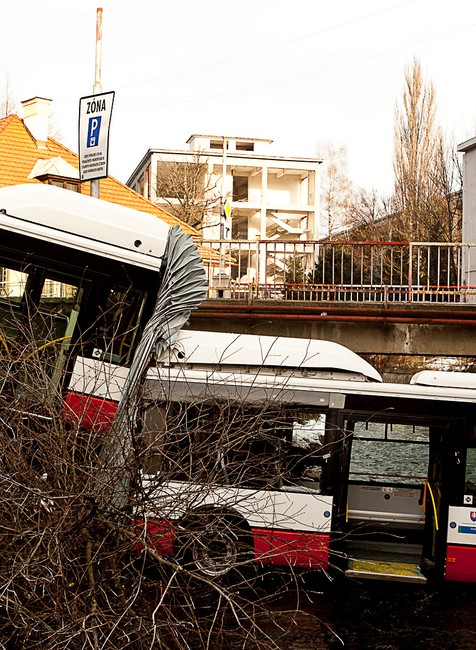 Banská Bystrica nehoda potok zranený vodič