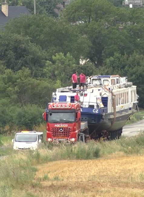 [multi] Vodiči v okolí Trebišova žasli. Na ceste museli uprednostniť 32 metrovú loď pre Domašu 1 2013