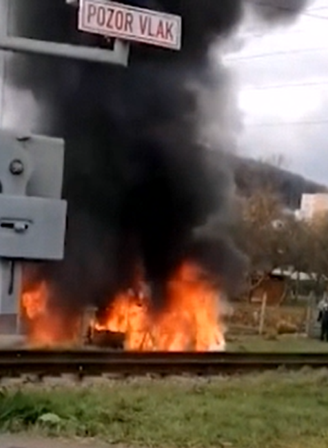Vodičovi začalo horieť cestou zo servisu auto. Zostali iba obhorené plechy