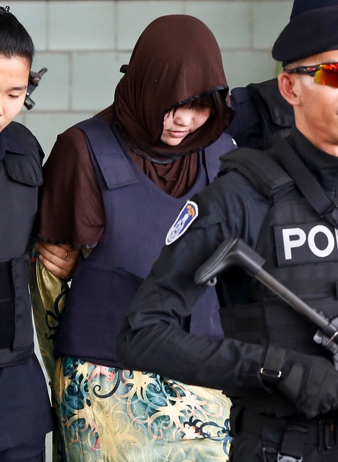 Z vraždy brata Kim Čong-una boli obvinené dve ženy, ktoré mu na letisku vstrekli do tváre nervový plyn