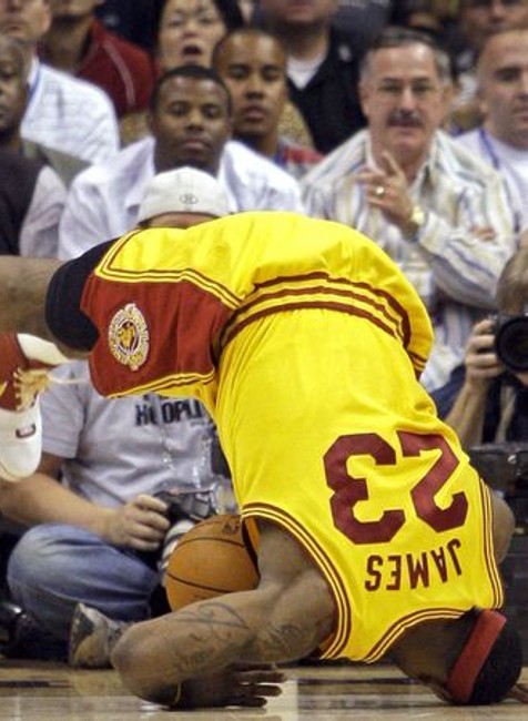 LeBron dolu hlavou